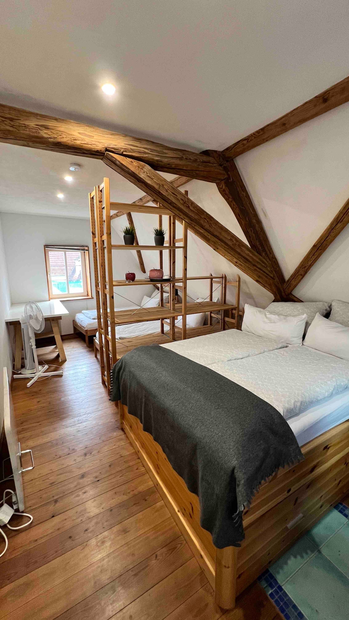 Een 2 eenpersoonsbed en twee eenpersoonsbedden. 