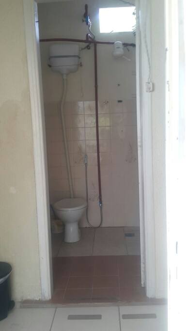 Banheiro com ducha higiênica. Chuveiro.