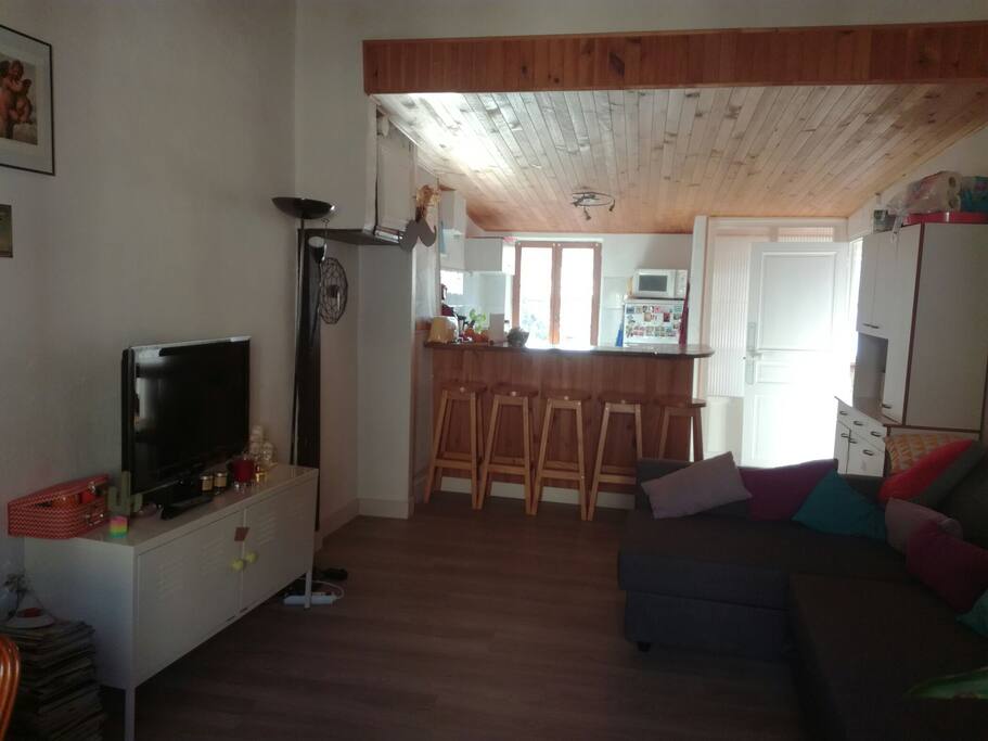 vu du salon sur le bar de la cuisine, avec canapé d'angle