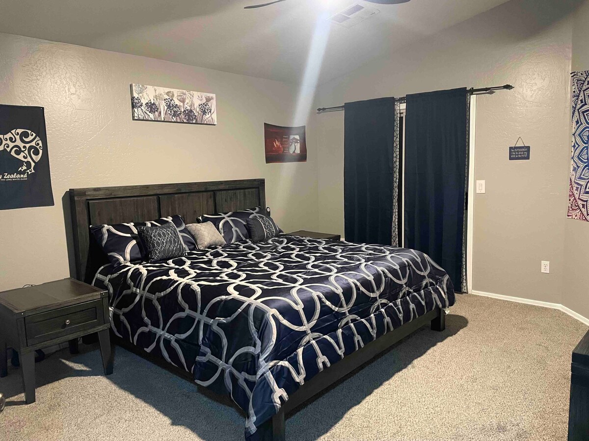 Glavna spavaća soba s bračnim krevetom. Može spavati do dvije osobe s 75-inčnim televizorom za filmove ili TV emisije. Vrlo udoban. 