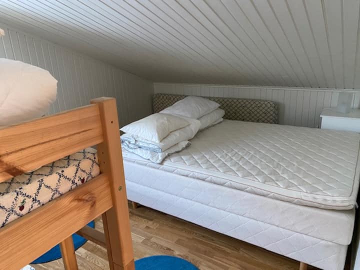 Roshani ya chumba cha kulala w/kitanda cha watu wawili (sentimita 150) na kitanda cha ghorofa (sentimita 90)