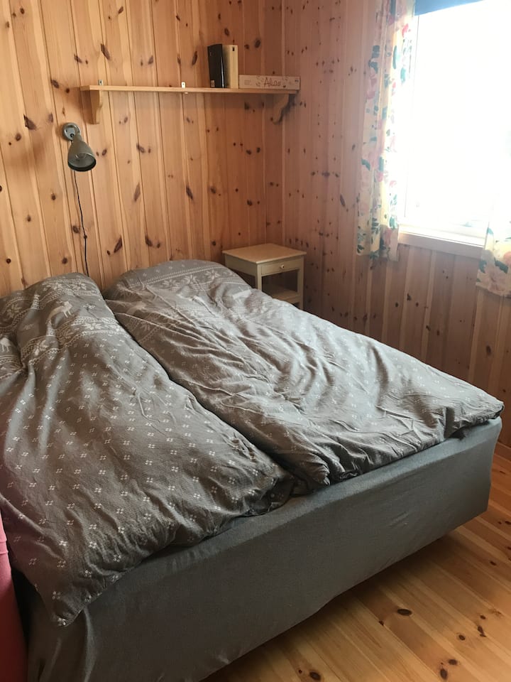 Två sovrum på nedervåningen, vart och ett med en dubbelsäng