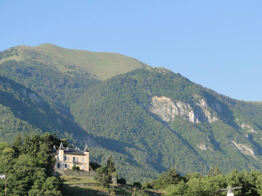 Situé sur une colline, dans un écrin de verdure
