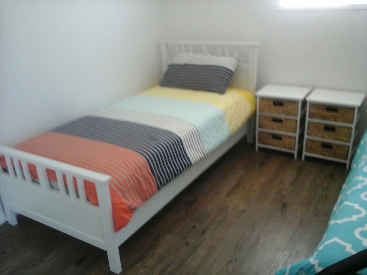 Kreveti za jednu osobu i bračni krevet u DRUGOJ SOBI 