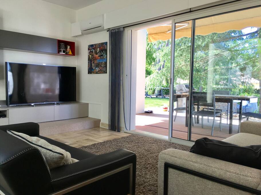 Living room gives to the garden.