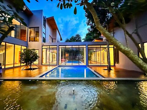 *15-meter pool*group/family*maid*netflix*spacious*