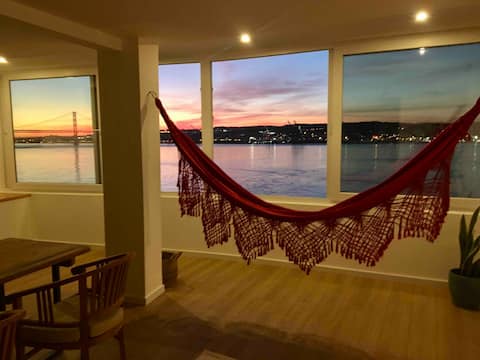Top Airbnb: Spectacular Lisbon panorama, 100 sqm close to the city center em Almada