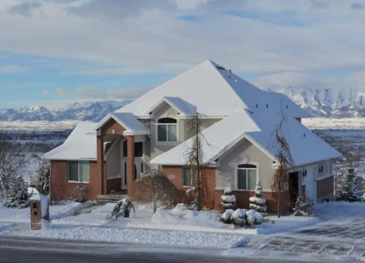 Entire Basement, Private Entrance, Gorgeous Views