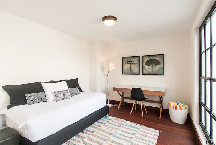 带一张单人床的客用单间公寓