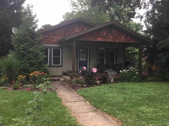 Charm n Comfort: 1 mi to Biltmore Estate, 4 to DT!