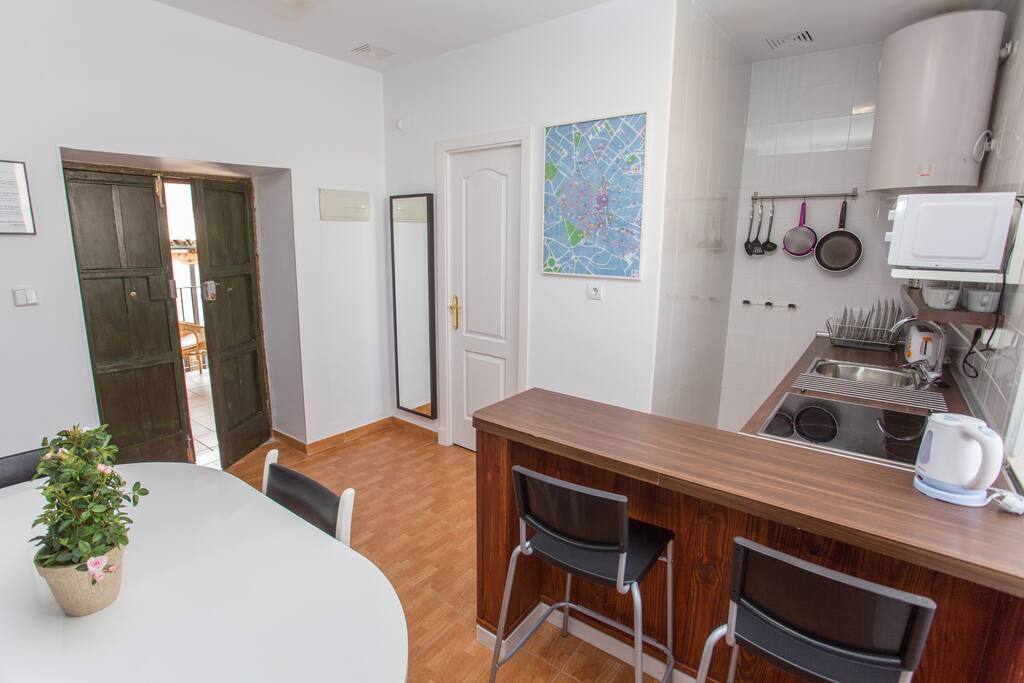 Detalle de la cocina, puerta de entrada, americana y puerta de acceso al cuarto de baño