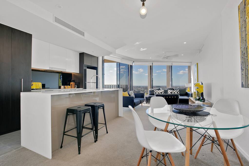 Lounge/Dining Room