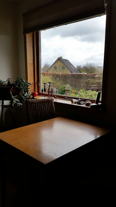 Værelse 2 med spisebord og stole