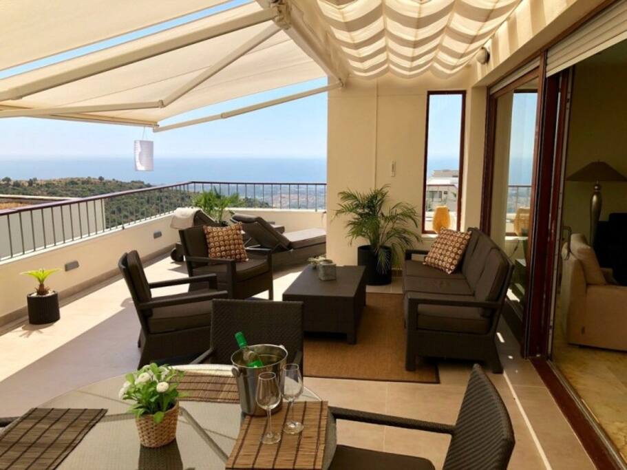 Terrasse with stunning sea and mountain view