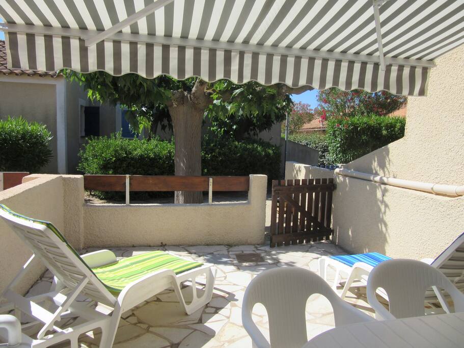 Terrasse de la villa en partie ombragée