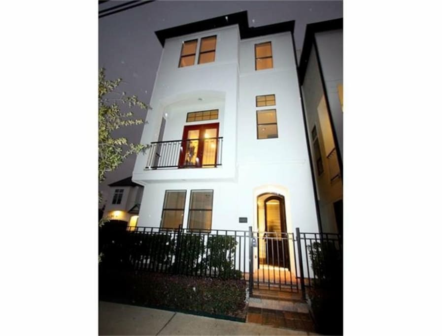 Beautiful 3 story home with 4th level party deck with amazing views of downtown. 3 bedroom/3.5 baths. Each bedroom has an attached full bathroom. Each level has it's own controlling thermostat.