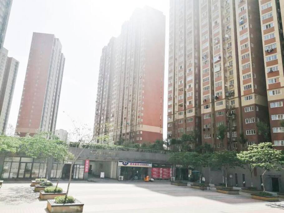小区里有超市餐馆各种生活所需