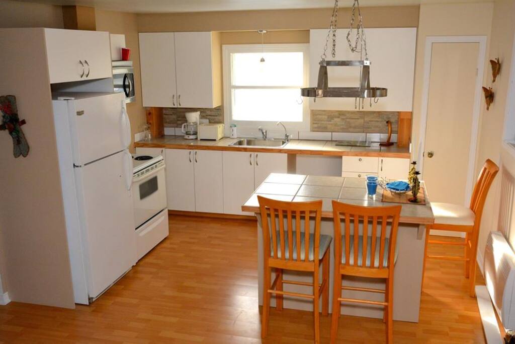 Cuisine aire ouverte toute équipée // Open spaced kitchen fully furnished