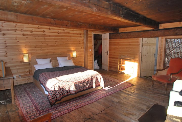 спална соба 3 со бања, мијалник и тоалет