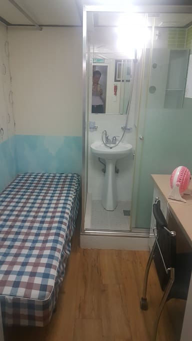 개인룸에는 화장실과 세면대가 있으며 개별냉장고 책상의자 옷장이 갖춰져 있습니다.