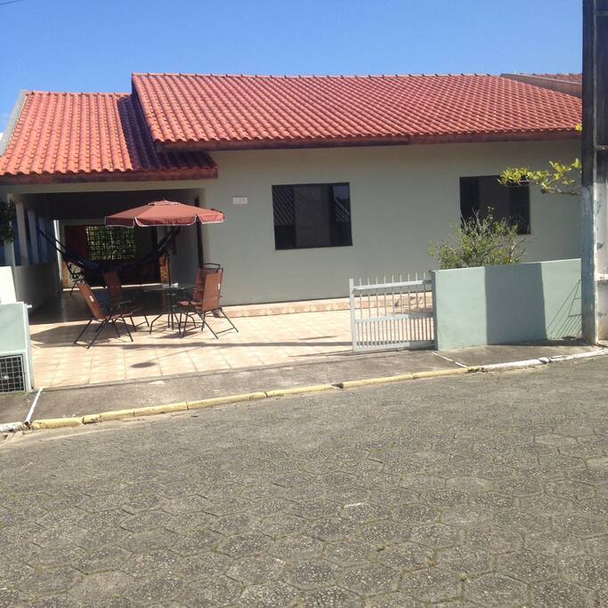 Vista frontal da casa.