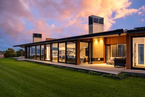 Tasman Cliffs Luxury Lodge and Executive Events.