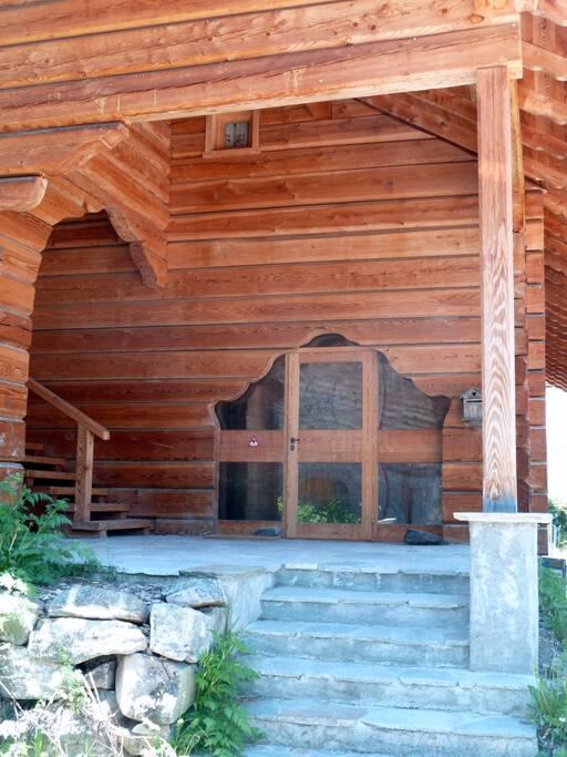 Entrée du chalet, de l'extérieur.