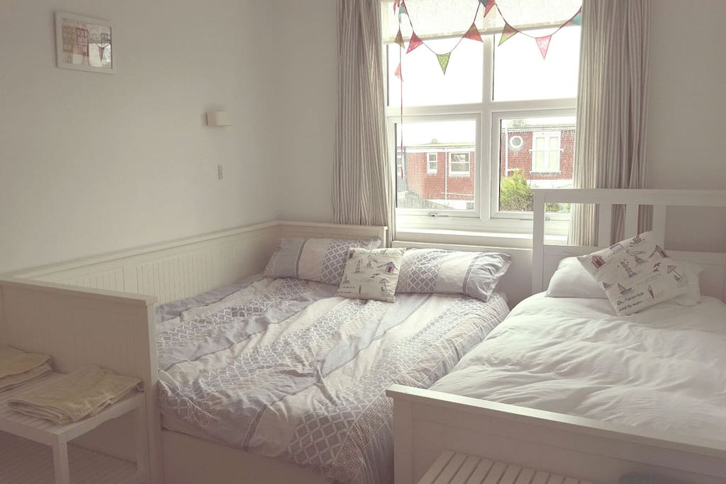 King-size and single set-up. This can also be set up with 3 single duvets.