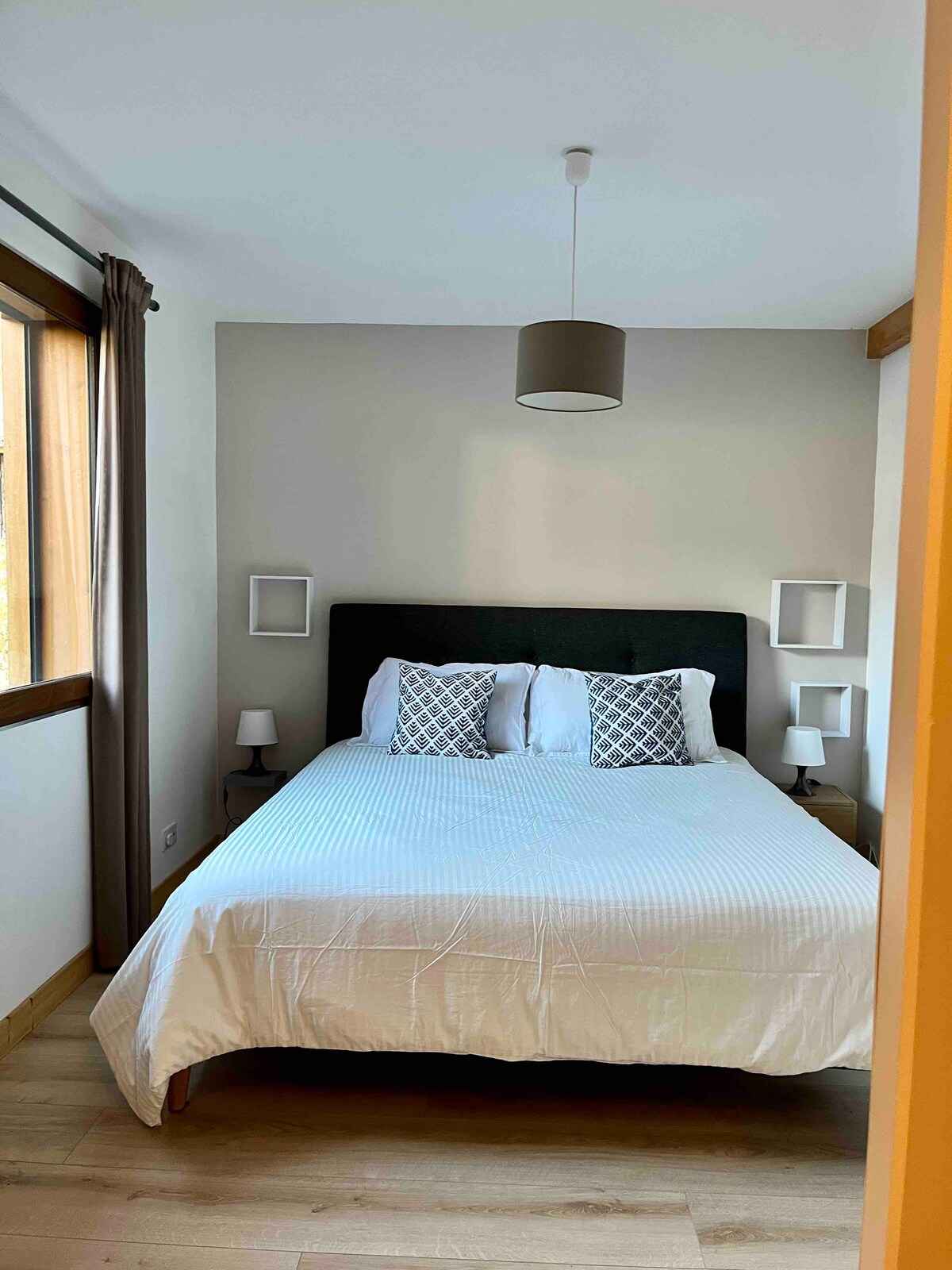 ห้องนอนเตียงใหญ่ชั้นล่างที่สะดวกสบายพร้อมห้องน้ำในตัว 