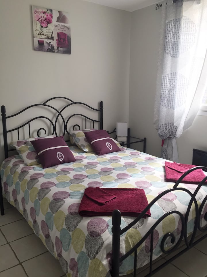 première chambre,  double, linge de toilette fourni
possibilité de mettre un lit parapluie, disponible gratuitement sur demande