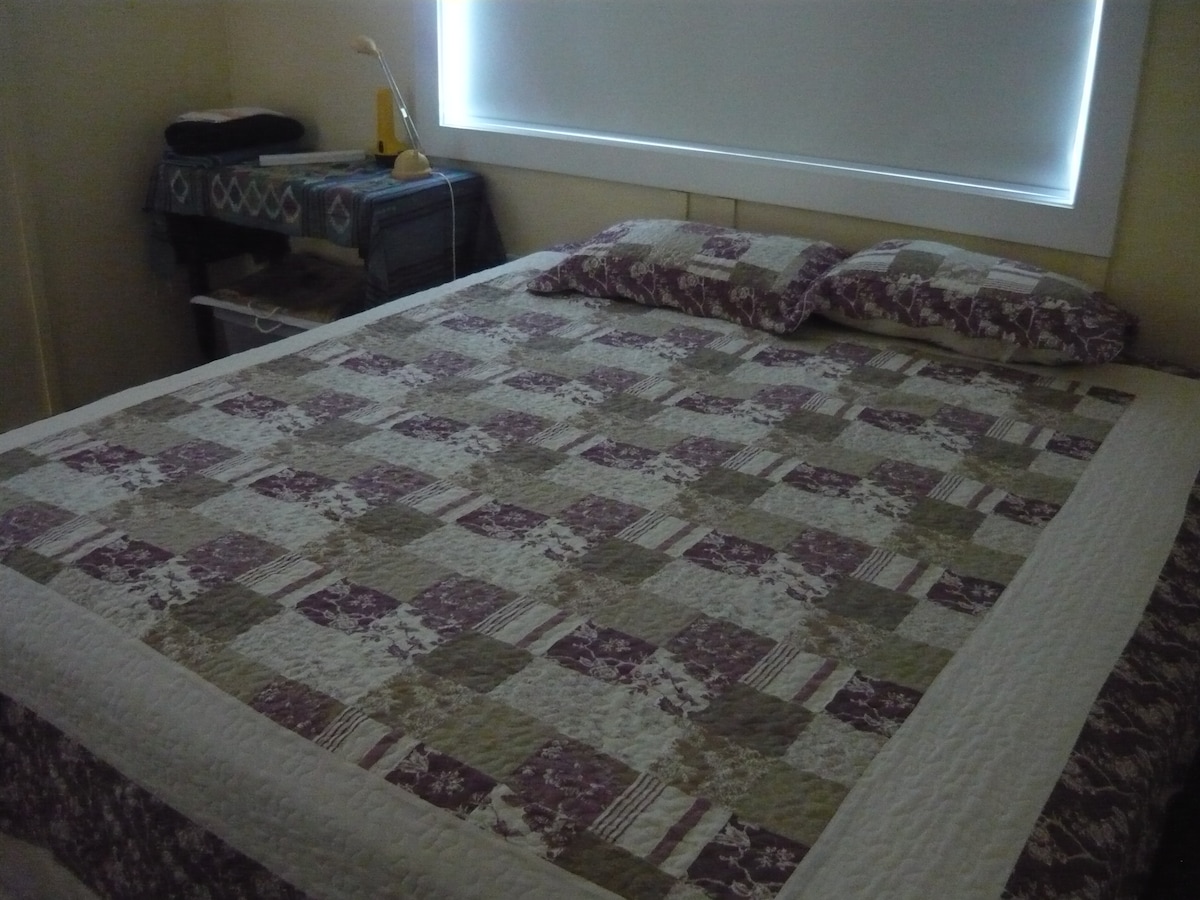 Bračni krevet (180x200), ali se po potrebi može podijeliti na 2 bračna kreveta.