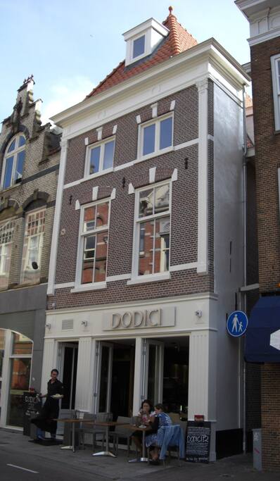 voorgevel. appartement is op 1e verdieping