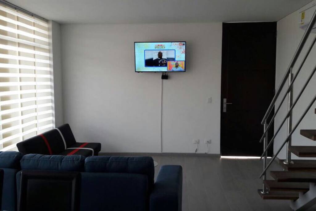 Sala con cómodos muebles, T.V. Aire Acondicionado