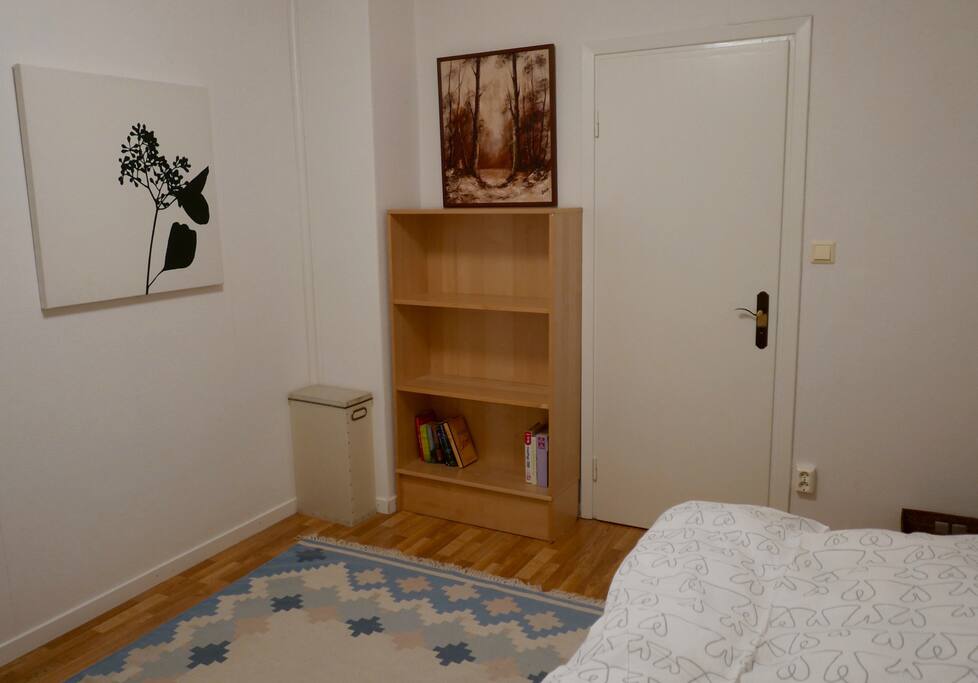 Gästens sovrum mot dörr.
