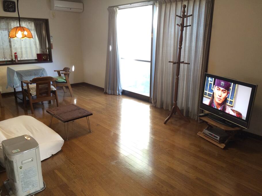 There are green, a bed sofa and a televising including English main Dlife , outside the wide living room window. 広いリビング窓のそとは緑、ベッドソファーとテレビがあります。