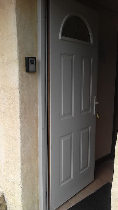 Door key code access. The code will be sent to you before arrival.