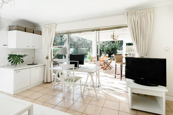 Fabulous Family Villa sleeps12 ConstantiaVineyards gallery image 3