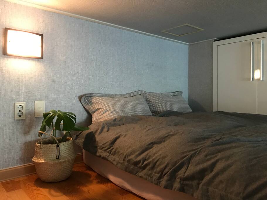 Queen size bed mattress