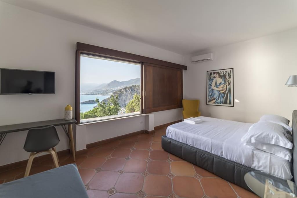 Camera elegante vista mare, dotata di letto matrimoniale con possibilità di letto aggiunto. Pavimento in cotto Toscano di pregio.