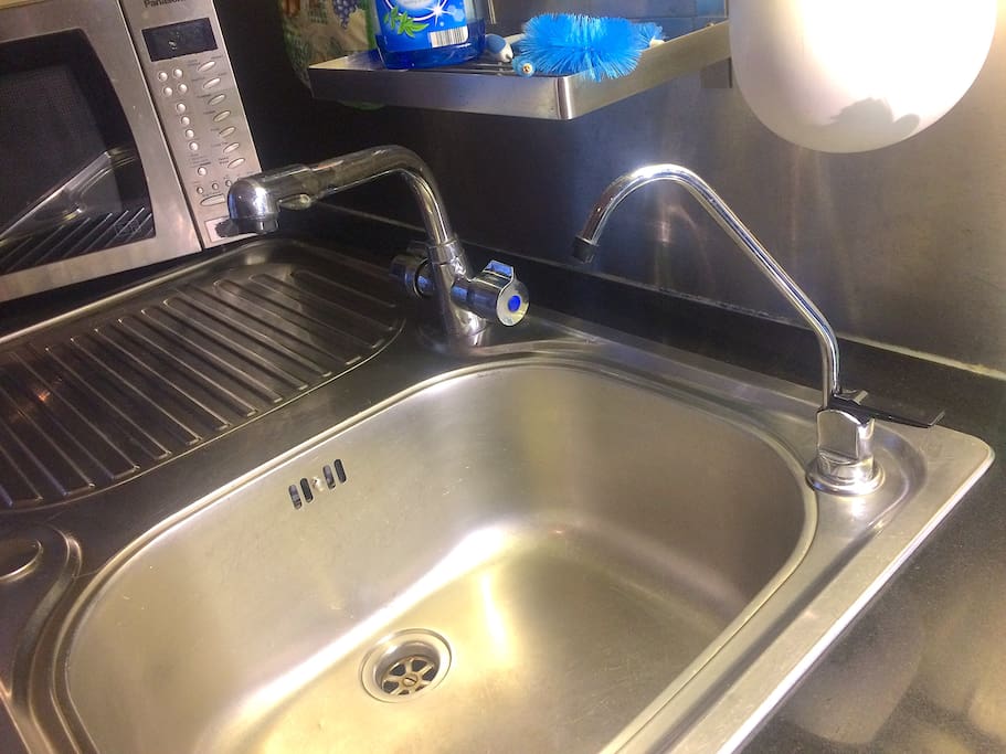 Filtered water-tap for fresh drinking water
