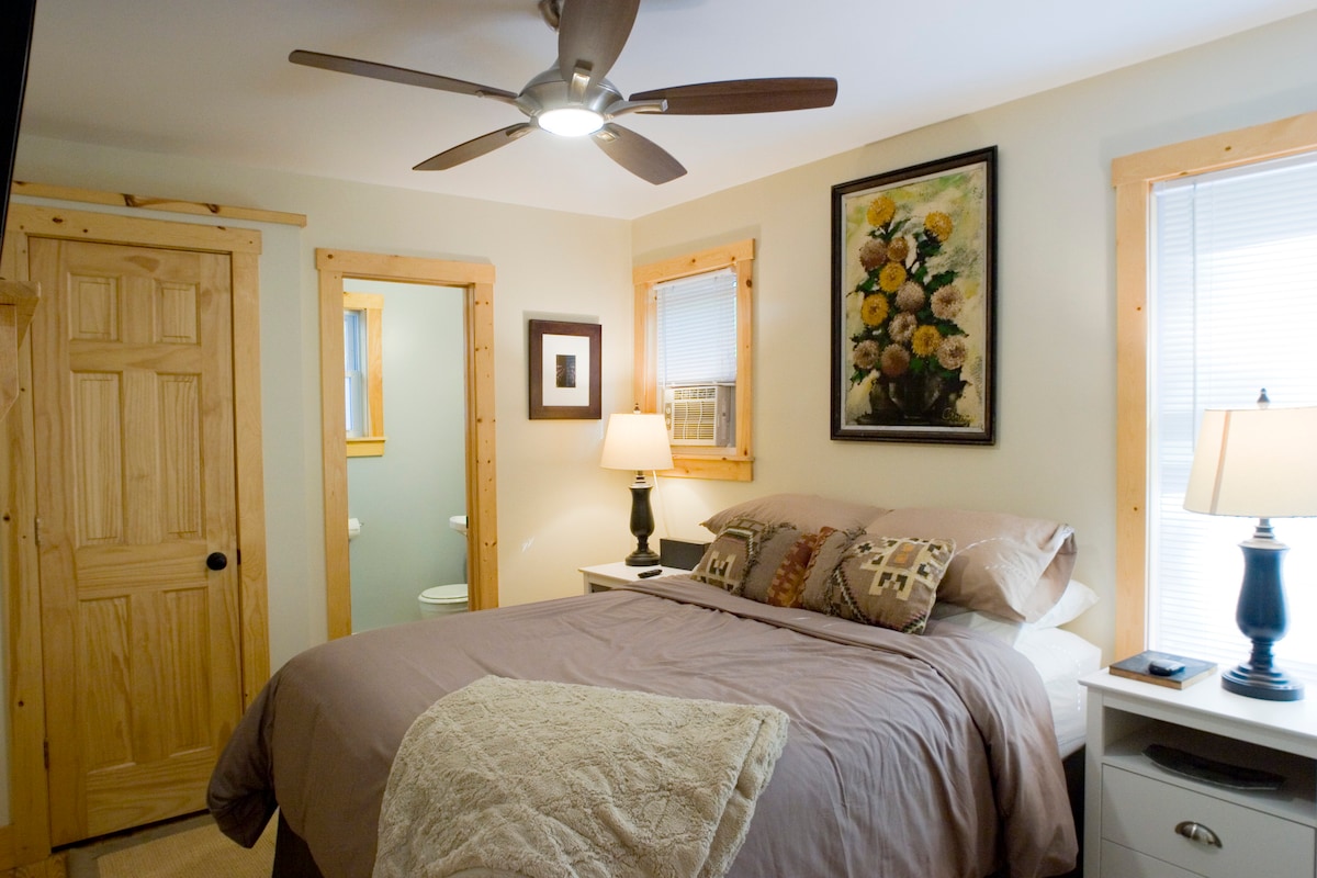 غرفة نوم رئيسية بحمام ملحق