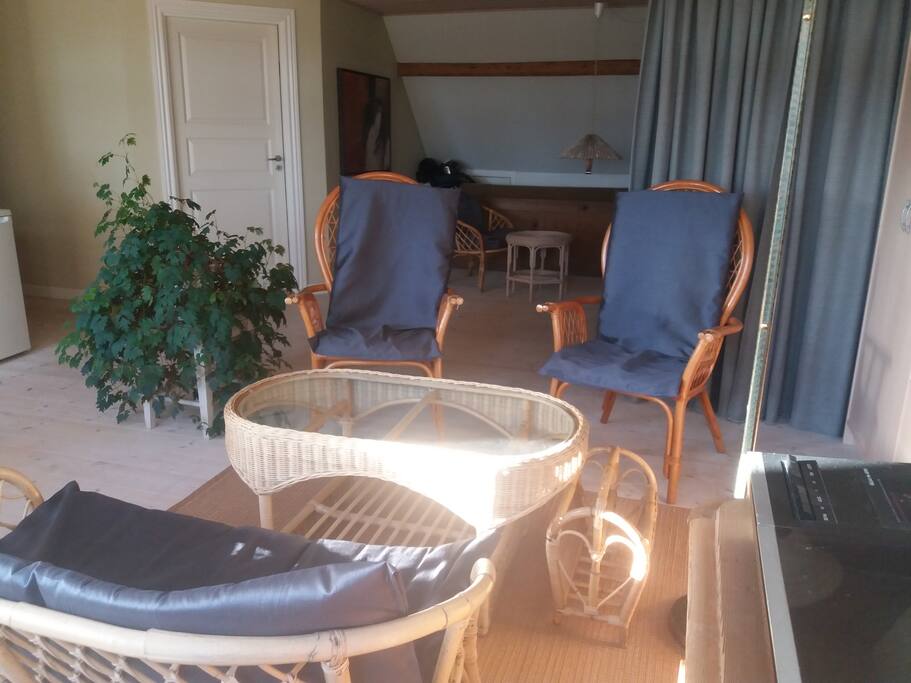 Hyggelig opholdstue med tv.