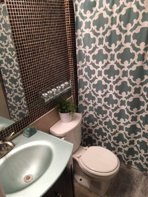 2nd Bathroom w/ Tub and shower