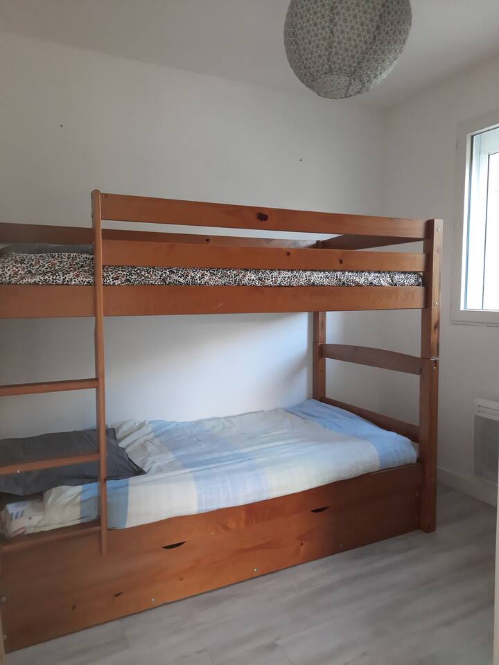 2号卧室。小屋后面有景色。