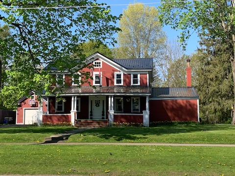 6br@BroadSt, Sleeps 13, 1 block to campus+downtown