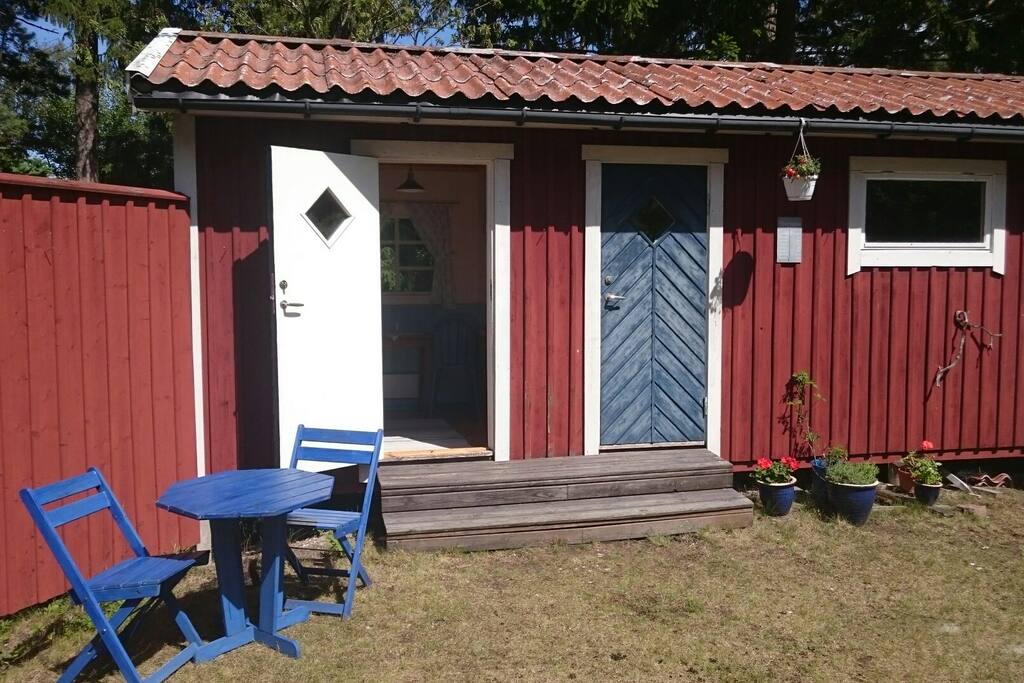 Gästrum granne med skog och strand.