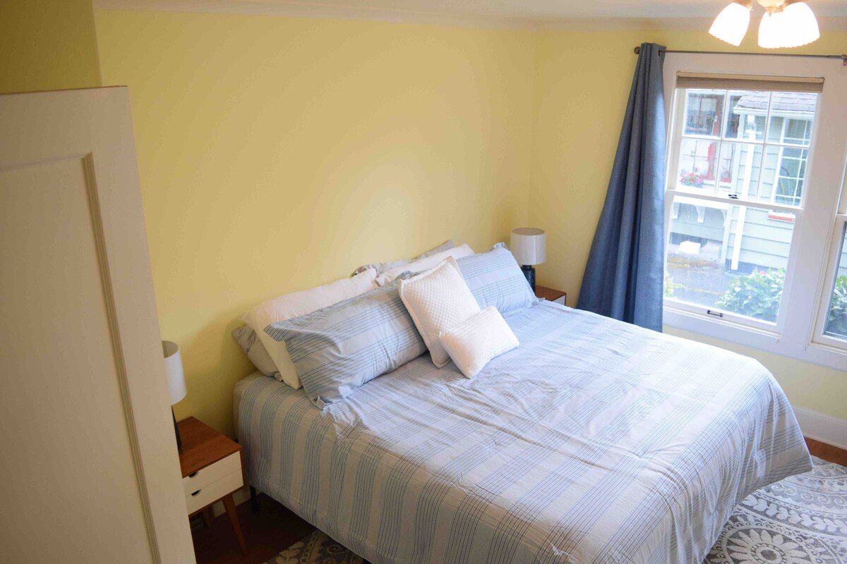 חדר שינה בצהוב בקומה הראשית 