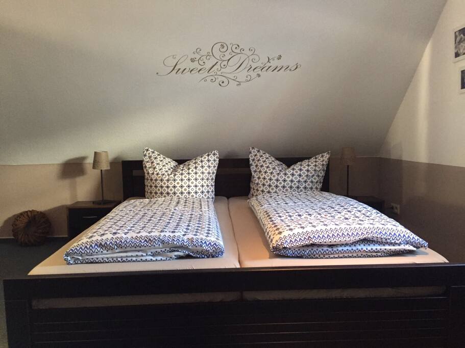 Doppelbett im Schlafzimmer