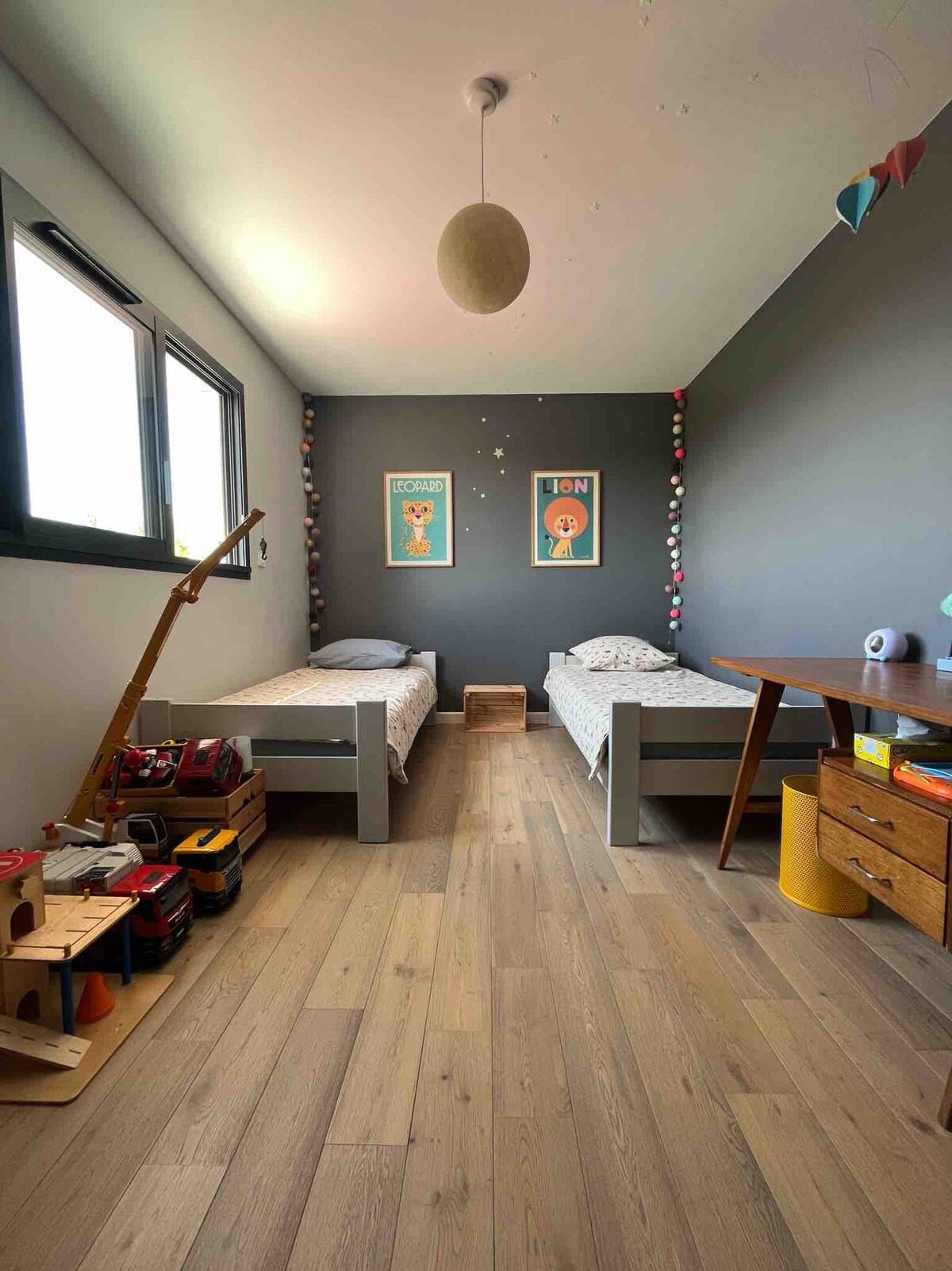 الطابق /غرفة الأطفال - سريران (عرض 90 سم)