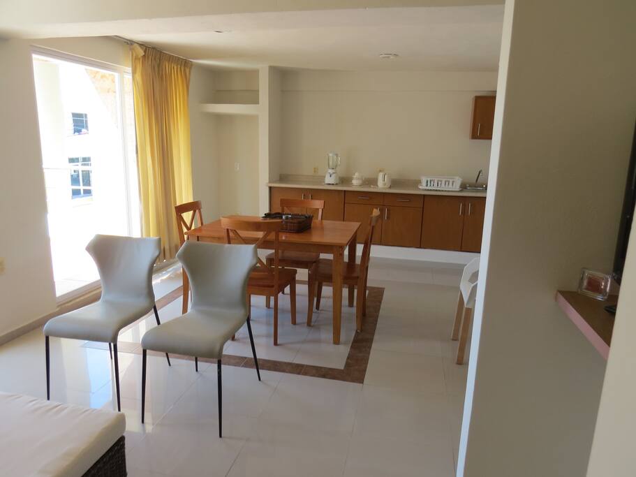 Small Equipped Kitchen/ Pequeña Cocina Equipada